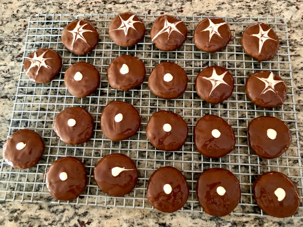 Covering the gingerbread with chocolate