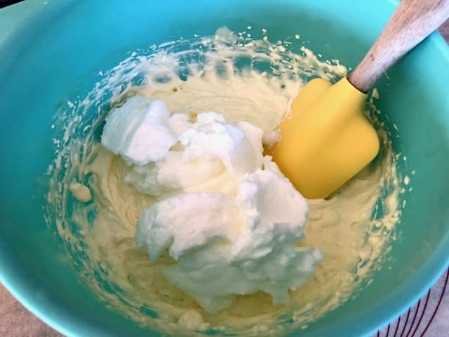 Preparation of the cheese mixture for the German Kleckselkuchen