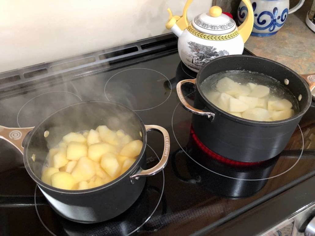 Boiling of apples and potatoes for Heaven and Earth